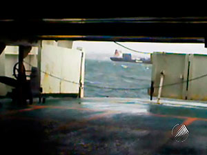 Agua entra no ferry em Salvador (Foto: Reprodução/TV Bahia)