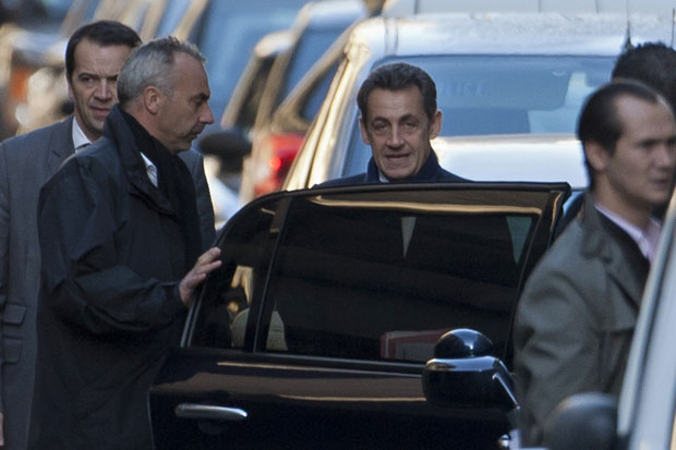 Nicolas Sarkozy deixa clínica em Paris após visitar sua esposa, Carla Bruni, e a filha recém-nascida (Foto: AP)