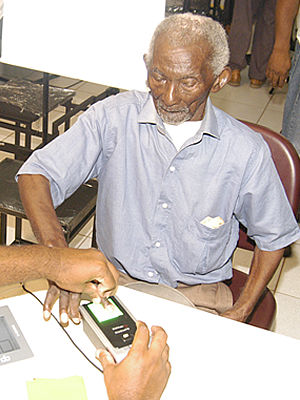 Idoso de 106 anos participa de recadastramento eleitoral (Foto: Divulgação / TRE)