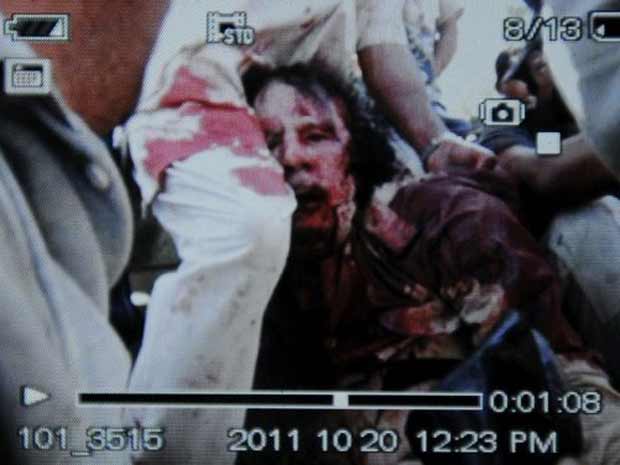 Imagem feita por telefone celular e obtida pela France Presse mostra o que seria o momento da captura de Kadhafi próximo a Sirte (Foto: AFP)