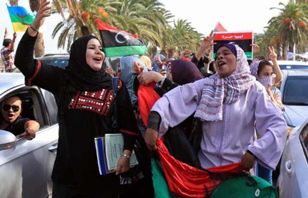 Líbios celebram a notícia da captura e da morte de Muammar Kadhafi, nesta quinta-feira (20), em rua da capital, Trípoli (Foto: AFP)