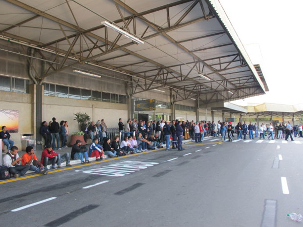 Funcionários em greve se reúnem na entrada do terminal de passageiros (Foto: Juliana Cardilli/G1)
