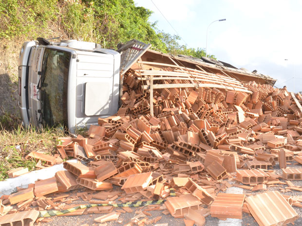 Caminhão carregado com tijolos tomba na BR-230, em João Pessoa (Foto: Walter Paparazzo/G1)