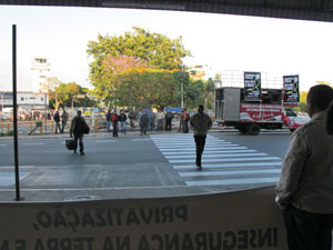Sindicato colocou carro de som na entrada do aeroporto (Foto: Juliana Cardilli/G1)