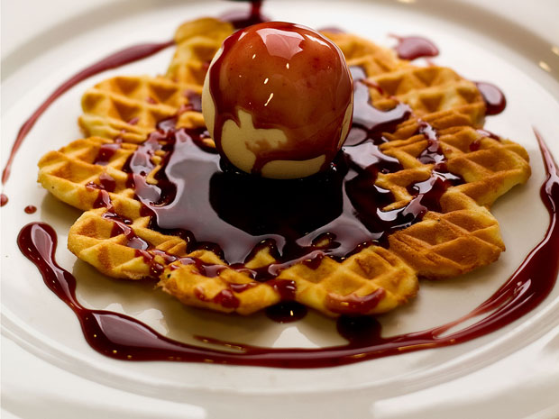 Waffles com sorvete e molho de vinho tinto quente (por Guten Appetit) (Foto: Divulgação)