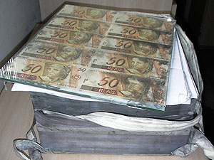 Polícia prende cinco tentando trocar dinheiro usando notas falsas na BA (Foto: Divulgação/Polícia Federal)