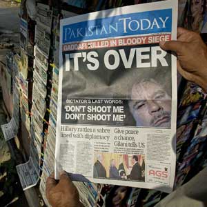jornal paquistanês fala sobre a morte de Kadhafi (Foto: Anjum Naveed / AP Photo)