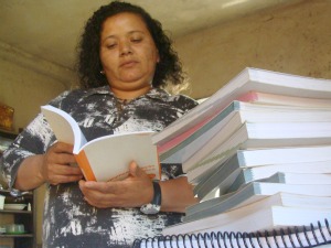 Mesmo com dia atarefado, vendedora encontra tempo para estudar (Foto: Ricardo Campos Jr. / G1 MS)