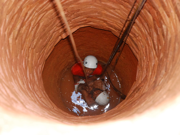Militar teve que descer até o fundo da cisterna para resgatar a vítima (Foto: Aislan Henrique/Patos Hoje)