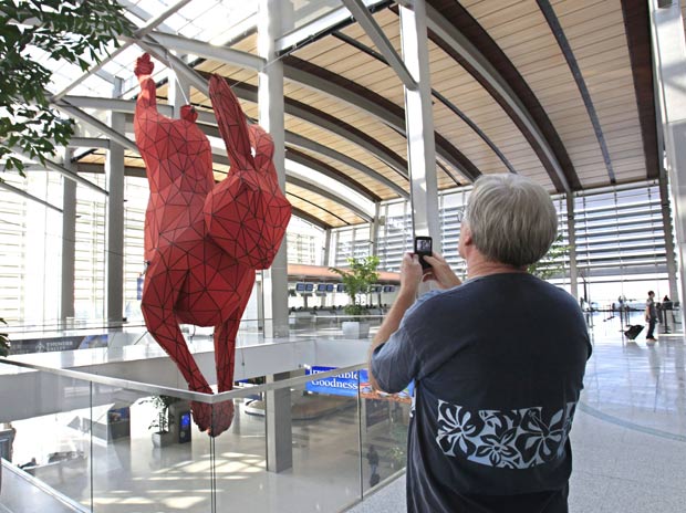 Escultura pesa mais de quatro toneladas e está avaliada em US$ 800 mil. (Foto: Rich Pedroncelli/AP)