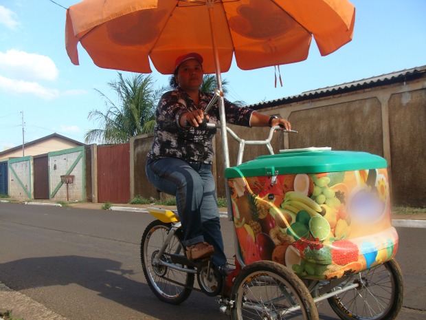Mulher de MS vende picolés para garantir o sustento da família (Foto: Ricardo Campos Jr. / G1 MS)