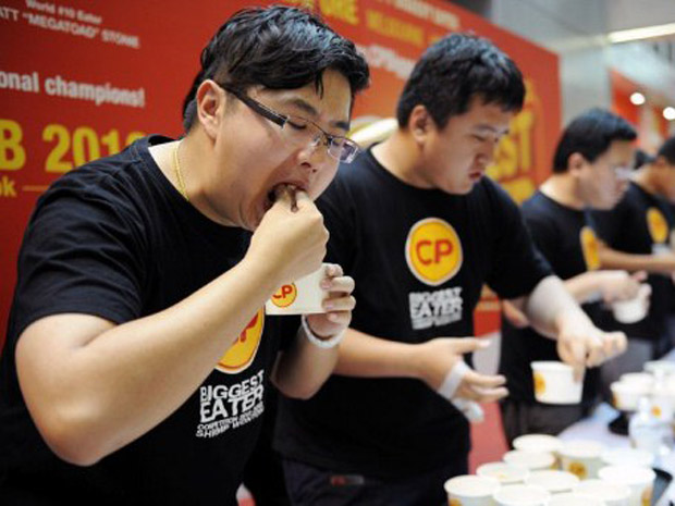 Concurso de comer wontons de camarão, em Cingapura (Foto: Simin Wang/AFP)