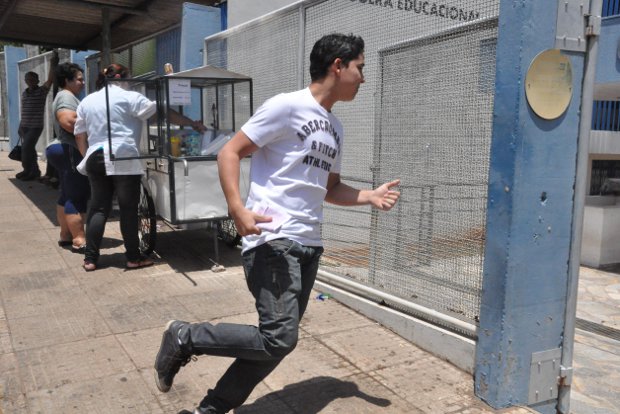 Candidato corre para entrar a tempo no local de prova (Foto: Ricardo Campos Jr. / G1 MS)