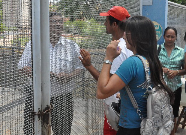 Candidatos se deparam com portões fechados em Campo Grande (Foto: Ricardo Campos Jr. / G1 MS)