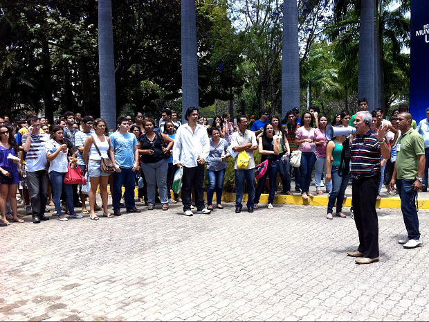 O professor Roberto Caracas explicou como será a entrada dos alunos na universidade. (Foto: Giselle Dutra/G1)