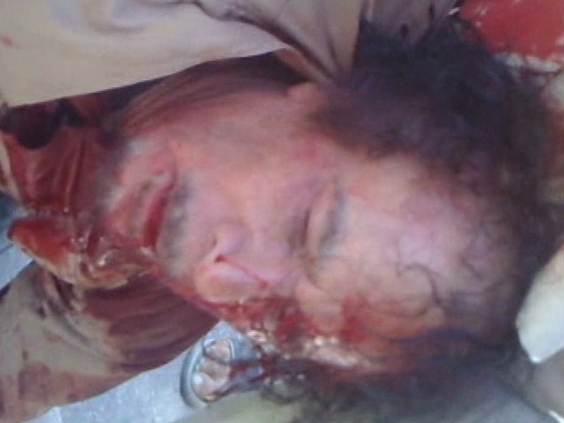 Quadro do vídeo da captura de Kadhafi divulgado neste sábado (22) (Foto: Reuters)