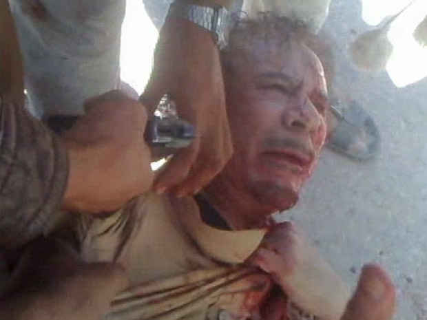 Quadro do vídeo da captura de Kadhafi divulgado neste sábado (22) (Foto: Reuters)