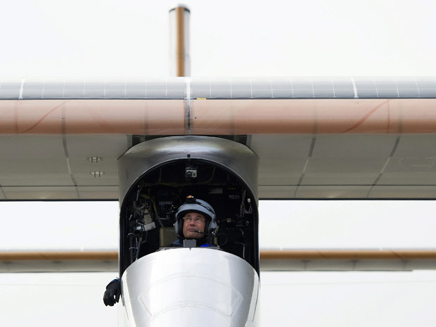 Bertrand Piccard, chefe da equipe que criou o 'Solar Impulse', pilotou o avião neste sábado (22) (Foto: AP Photo/Keystone/Jean-Christophe Bott)