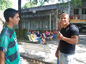 Augusto e Antônio fizeram provas do Enem na UFPE (Foto: Vanessa Bahé/G1)