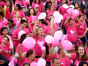 População se vestiu de rosa na caminhada. (Foto: Divulgação / PMVV)