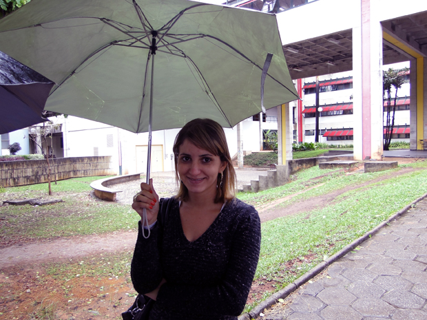 Janete Medeiros, de 27 anos, foi uma das primeiras a deixar prédio da Fafich (Foto: Fernanda Brescia/G1)