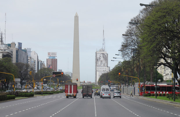 A Avenida 9 de Julho, uma das principais de Buenos Aires, com pouco movimento na manhã deste domingo (23) (Foto: Amauri Arrais / G1)
