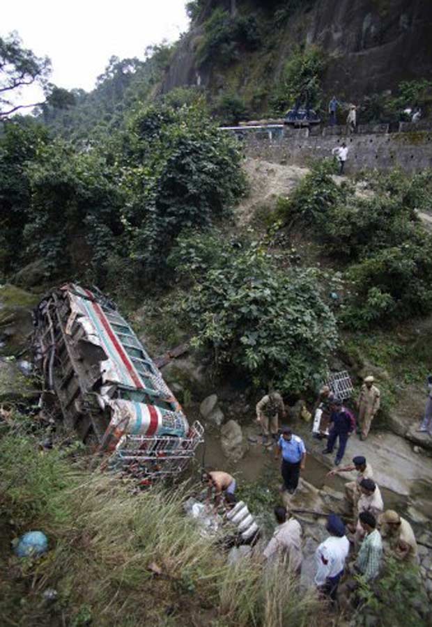 Destroços de ônibus que caiu em precipício em Nandani, a 20 quilômetros de Jammu, na Caxemira indiana, neste domingo (23). O acidente deixou sete mortos e 27 feridos (Foto: AFP)