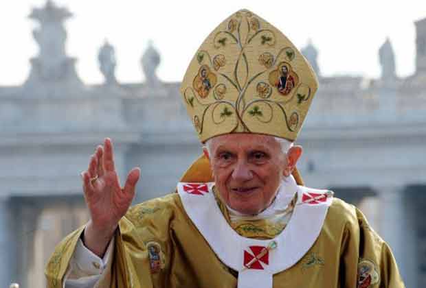 O Papa Bento XVI durante a cerimônia de proclamação neste domingo (23) no Vaticano (Foto: AP)