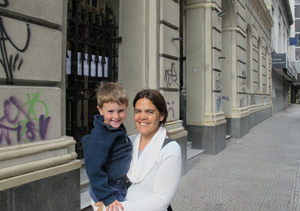 A psicóloga Cecília Bravo, que votou acompanhada do filho Jaime (Foto: Amauri Arrais / G1)