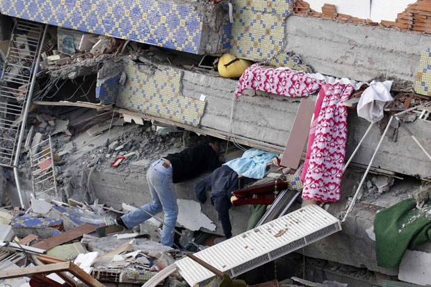 Morador procura por familiares nos escombros de um edifício em Ercim (Foto: Reuters)