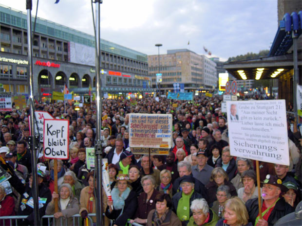 Manifestação desta segunda-feira (24) em Stuttgart. (Foto: Eduardo Carvalho/Globo Natureza)