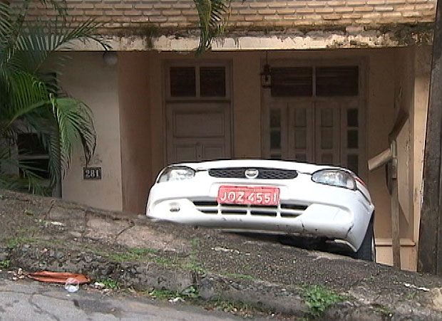 Motorista perde controle e táxi vai parar na entrada de uma casa (Reprodução/TV Bahia)