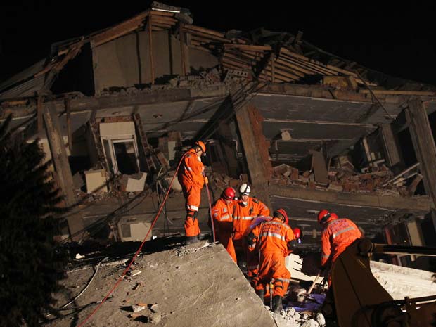 Equipes de resgate procuram vítimas e sobreviventes do forte terremoto que atingiu a Turquia. (Foto: Umit Bektas / Reuters)