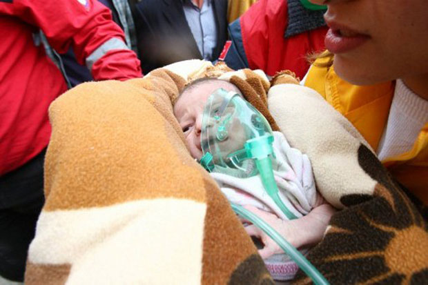 A menina de duas semanas de idade recebe cuidados médicos (Foto: AFP)