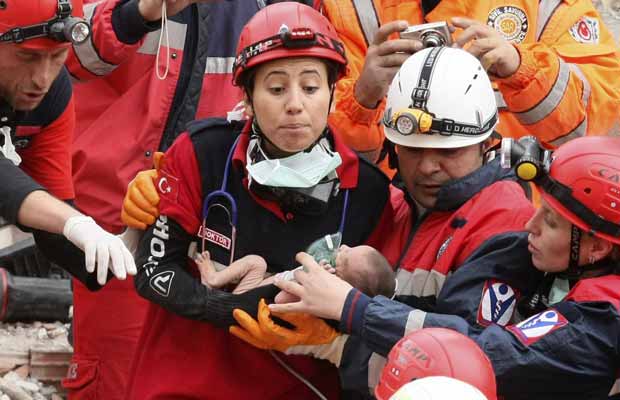 1  Bebê é resgatada dos escombros 48 horas após terremoto na Turquia