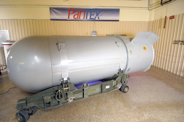 A bomba nuclear B53 é vista em um depósito da Pantex (Foto: Reuters//National Nuclear Security Administration)