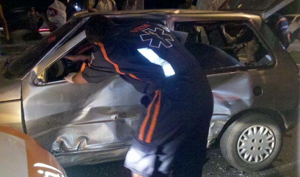 Socorristas do Samu 192 tentam tirar motorista, que estava preso às ferragens. (Foto: Daniela Carla / TV Gazeta)