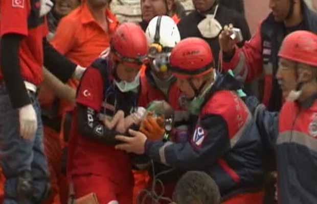Equipes resgatam a pequena Azra nesta terça-feira (Foto: Reuters)