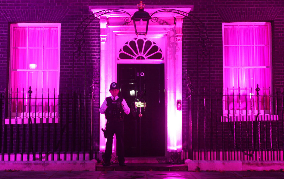 Residência oficial do primeiro-ministro britânico David Cameron, o número 10 da Downing Street em Londres é iluminado de rosa como parte do mês de alerta sobre o câncer de mama, em uma iniciativa que deixou rosas diversos pontos turísticos pelo mundo.