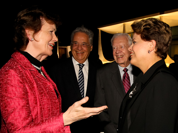 Dilma Rousseff cumprimenta Mary Robinson, Fernando Henrique Cardoso, Jimmy Carter antes de jantar com Os Elders, grupo criado para defender os direitos humanos. (Foto: Roberto Stuckert Filho/PR)