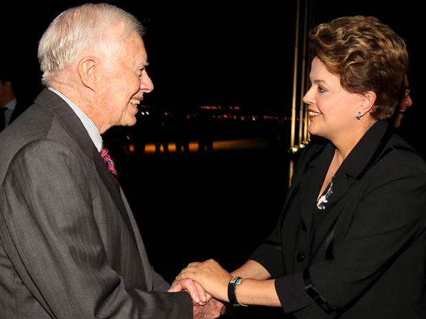 Dilma Rousseff cumprimenta ex-presidente dos Estados Unidos Jimmy Carter, antes de jantar oferecido ao grupo The Elders, criada para defender os direitos humanos (Foto: Roberto Stuckert Filho/PR)