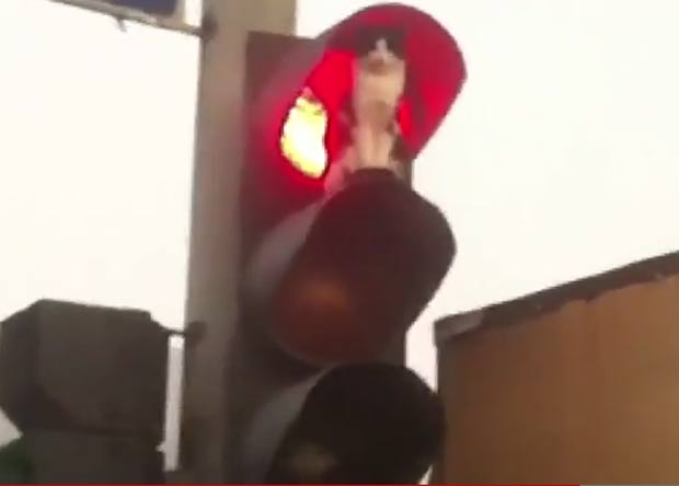 Gato foi flagrado escondido em um semáforo na Rússia. (Foto: Reprodução/YouTube)