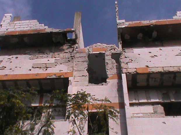 Casas danificadas durante confrontos em  Bab Sabaa, bairro de Homs, em 19 de outubro (Foto: AFP)
