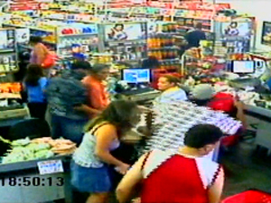 Câmeras registraram criminosos entrando no supermercado (Foto: Reprodução/EPTV)