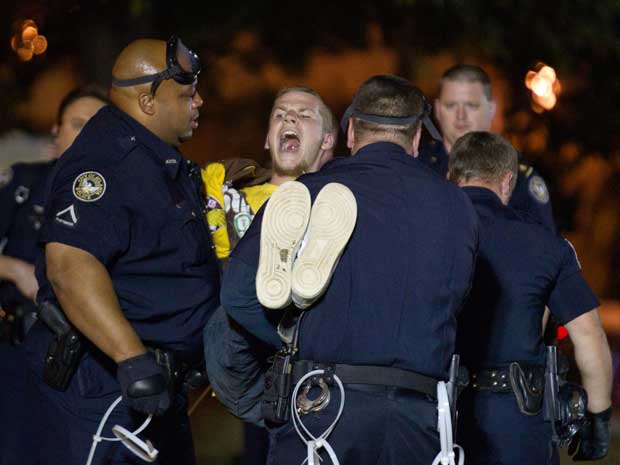 Manifestante é detido em Atlanta. (Foto: David Gldman / AP Photo)