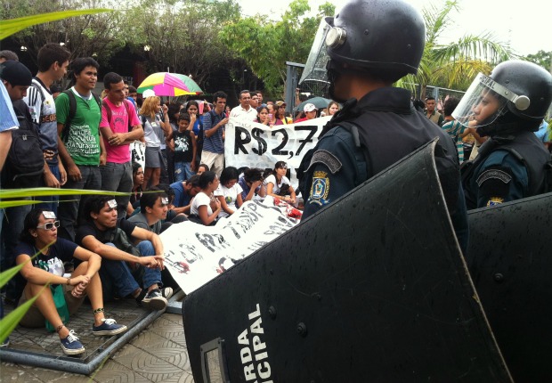 Polícia impede entrada de estudantes na CMM (Foto: Heveny Bandeira)
