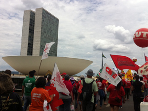 Trabalhadores da educação chegam em frente ao Congresso Nacional (Foto: Mariana Zoccoli/G1)