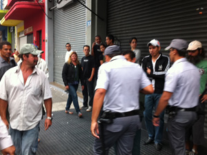 Homem foi detido pela Polícia Militar na Rua Conselheiro Belisário  (Foto: Juliana Cardilli/ G1)