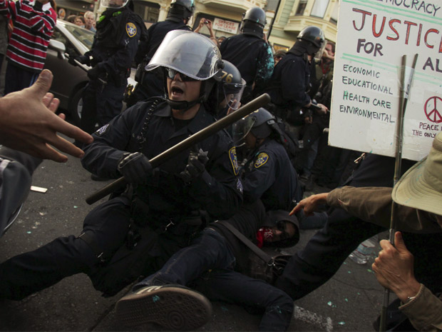 Polícia entra em confronto com manifestantes (Foto: Reuters)