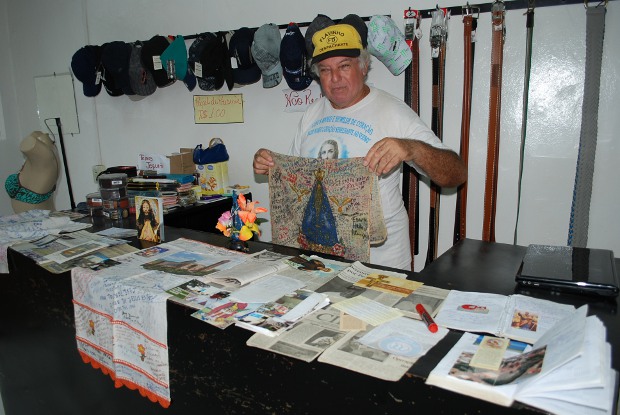 Pagador de promessas, Antonio Pereira, mostra tecido com a imagem de Nossa Senhora coberto por assinaturas (Foto: Divulgação/Edição de Notícias)